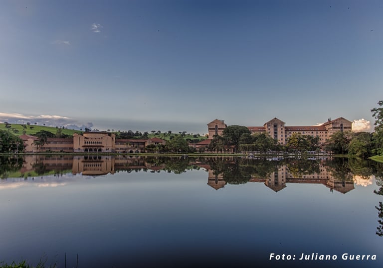 Vista panorâmica das principais atrações turísticas de Araxá, incluindo o Grande Hotel e o Lago do B