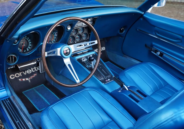 Interior del Corvette C3 327 1968 clásico azul con volante de madera, detalle de lujo para bodas de Motor de Gala.
