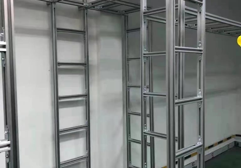 キャビネット上部または地上サポートの設置に適しており、特別な脚で設置することも、アルミニウムプロファイルサポートで設置することもできます。