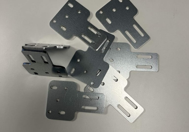 Petites équerres métalliques découpées au laser – pièces techniques industrielles