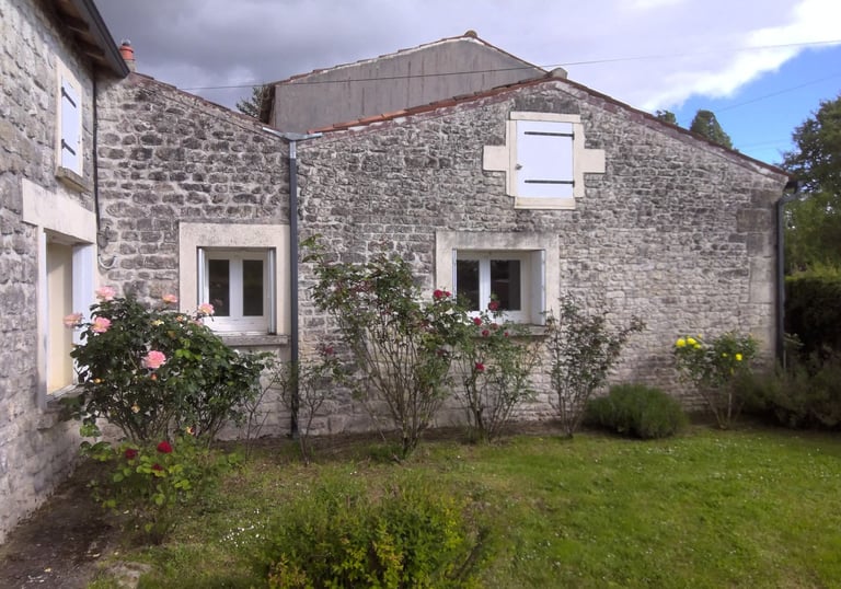 Nettoyage par drone, démoussage de toiture, Nettoyage de panneaux solaires, façade et bardage 