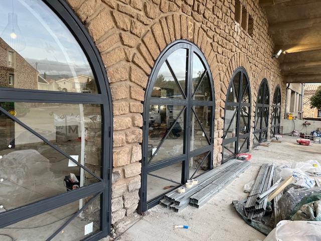 Pose de vitrage de sécurité cintré sur menuiseries aluminium anthracite – Chantier professionnel, Hérault