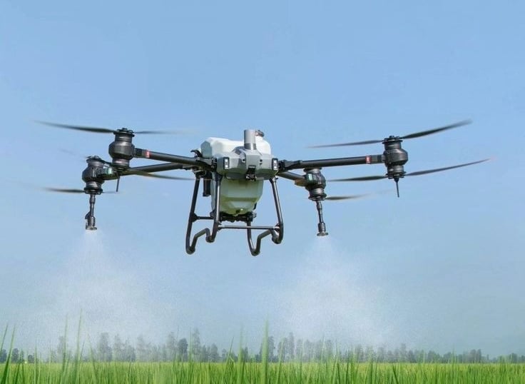 Poljoprivredni dron u letu iznad polja za precizno prskanje i nadzor usjeva