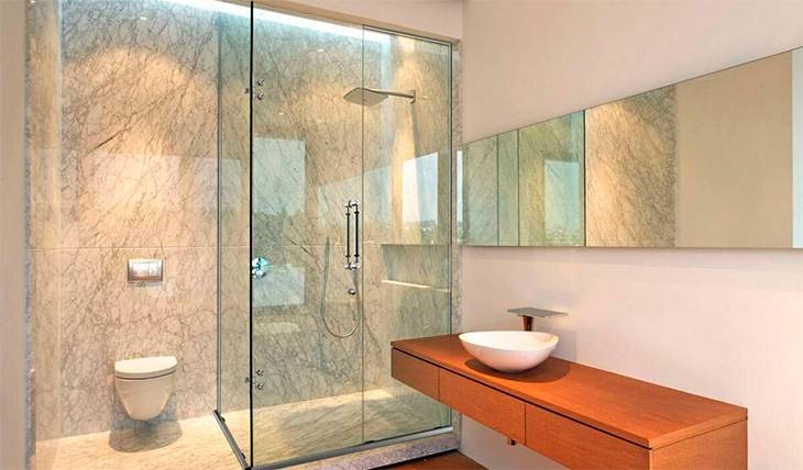 Instalação de boxes de vidro (correr, abrir, canto) sob medida, com foco em funcionalidade e design.