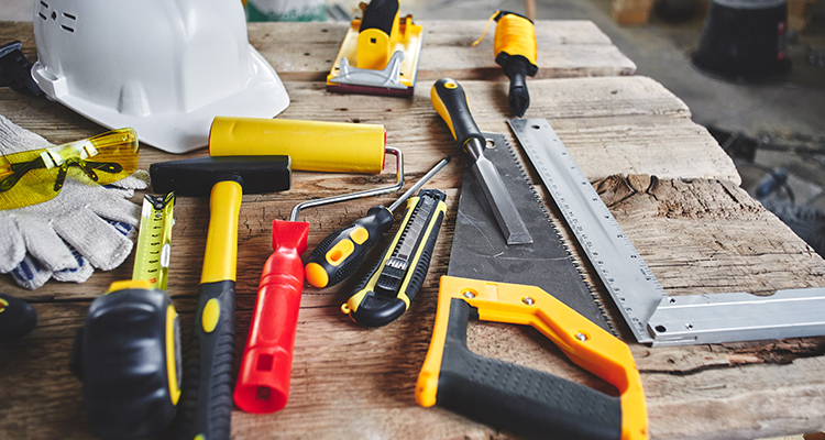 Limpeza de calhas, reparo de fechaduras e trincos, substituição de vidros quebrados.