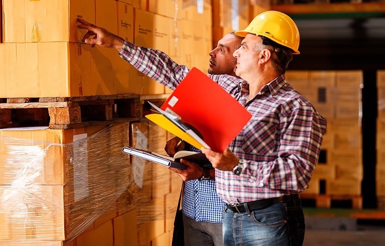 Coordena, supervisiona e executa o dia a dia de uma construção, sendo a ponte entre engenheiros/arqu