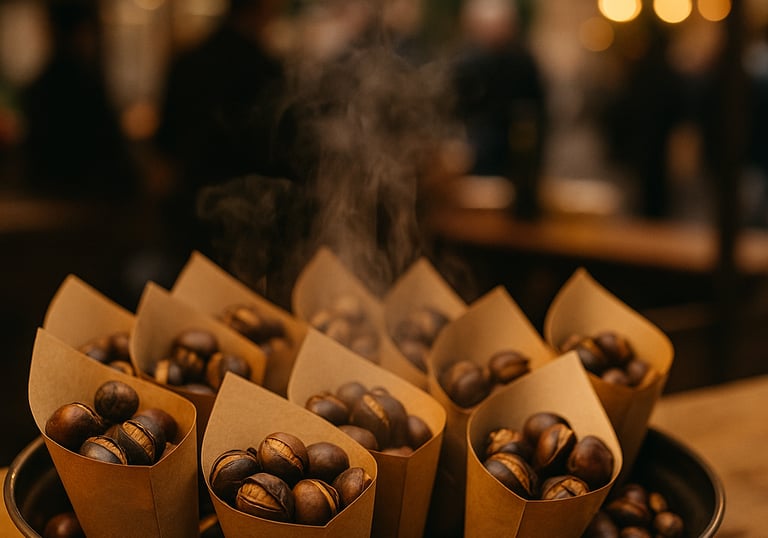 Frisch geröstete Maroni in braunen Papiertüten auf einem Catering-Stand mit Lichterketten.