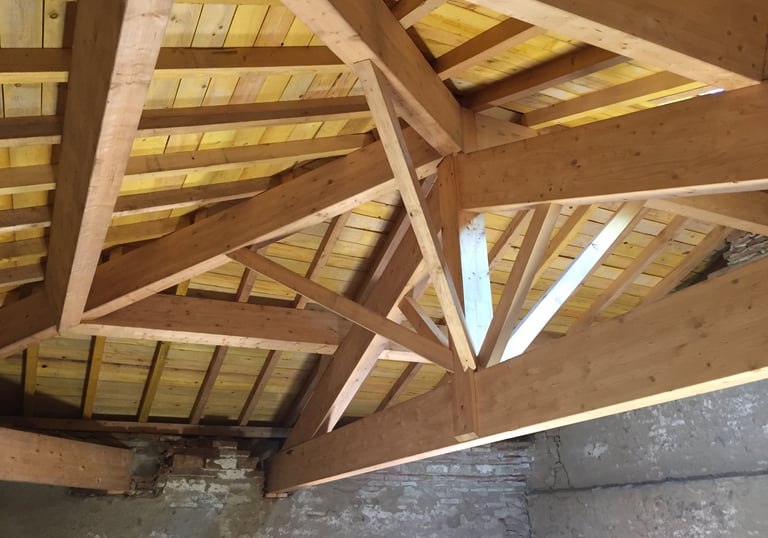 charpente traditionnelle, ferme latine avec croupe, toit voligé dans le 31