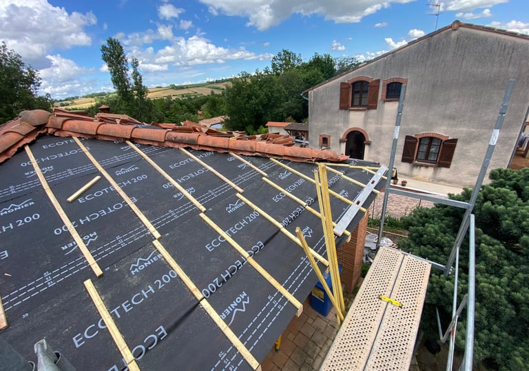 pose d'un écran sous toiture pour garantir l'étanchéité du toit