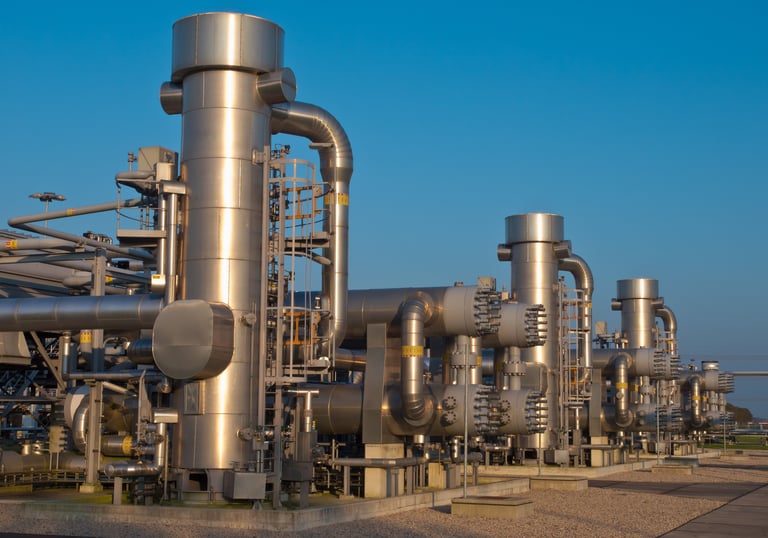 a large group of pipes and pipes in a large industrial steel pipework