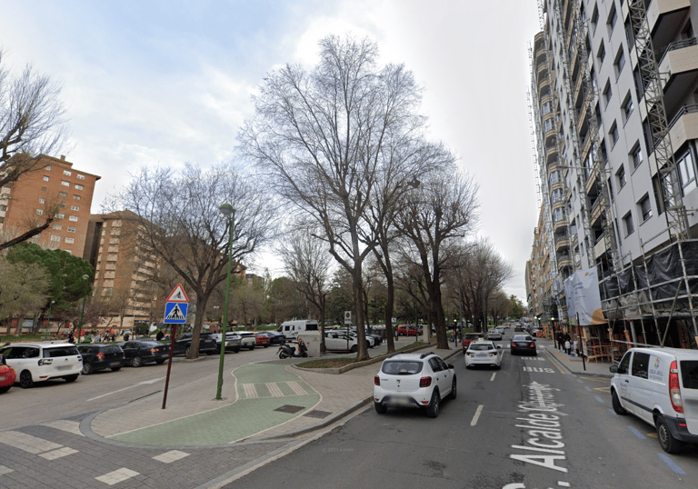 Zona azul del Parque Lineal frente a Ikaika Salud en Albacete.