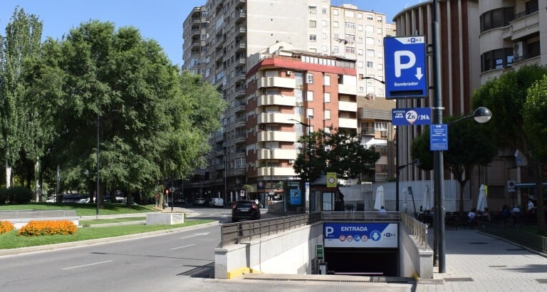 Entrada del parking APK2 Plaza del Sembrador en Albacete.