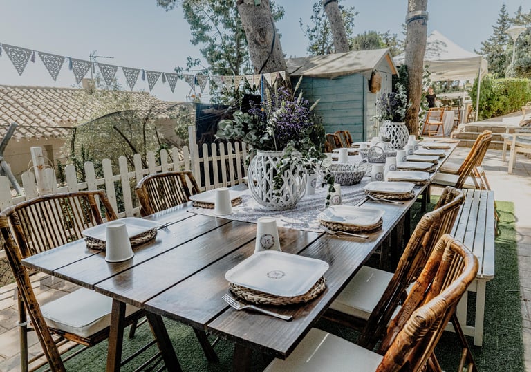 Celebraciones íntimas en Málaga con decoración cuidada y ambiente acogedor. Detalles