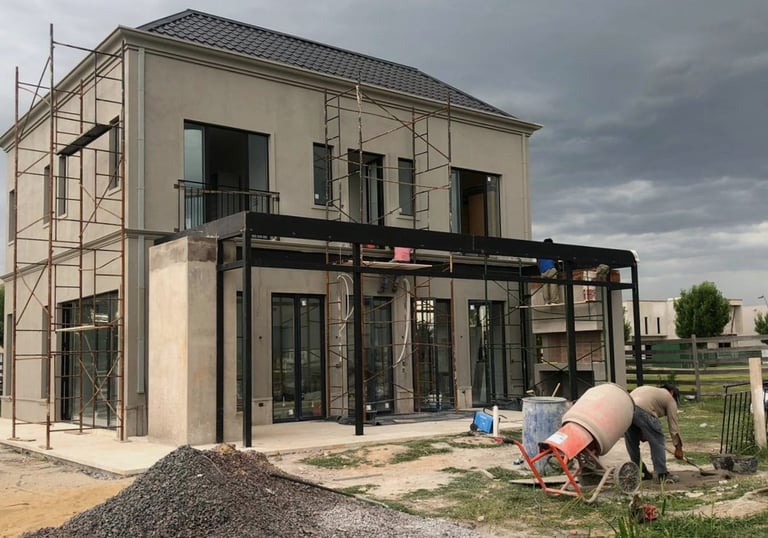 Una casa que se está construyendo en una casa con andamios