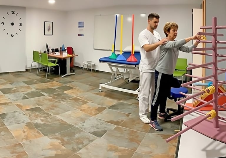 Fisioterapeuta realizando rehabilitación neurológica con paciente tras ictus Policlínica Limcasalud
