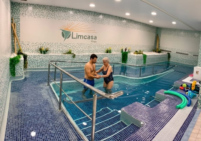 Sesión de terapia ocupacional acuática con paciente tras ictus Policlínica Limcasalud Salamanca