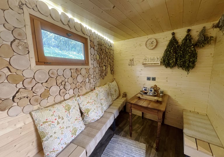 Sauna sibérien avec un bel espace de détente. Décoration traditionnelle et soignée.
