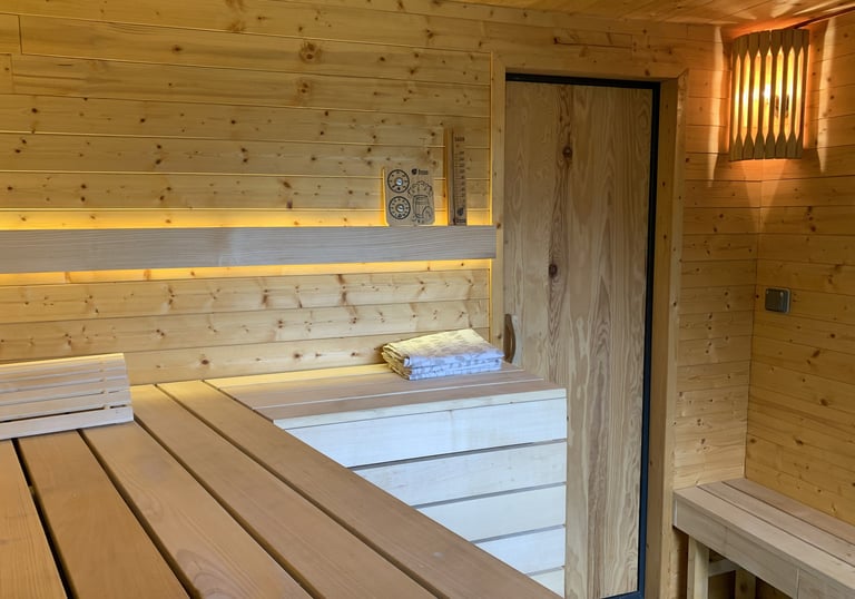 Eclairage moderne et cocooning du sauna des Gardannes