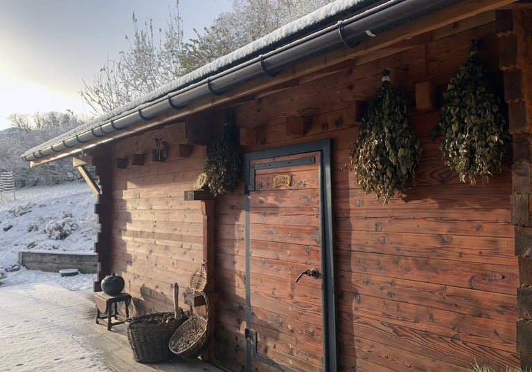 En hiver, sautez dans la neige en sortant du sauna.