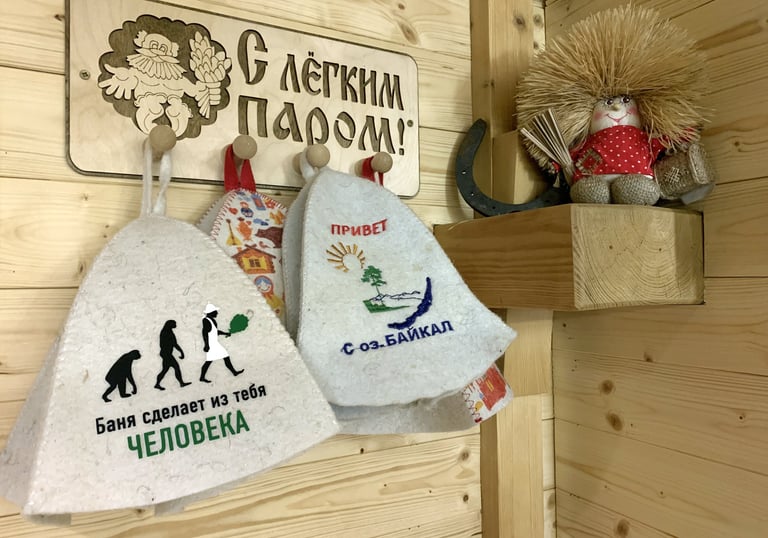 Les bonnets dans le sauna des Gardannes pour protéger la tête de la chaleur