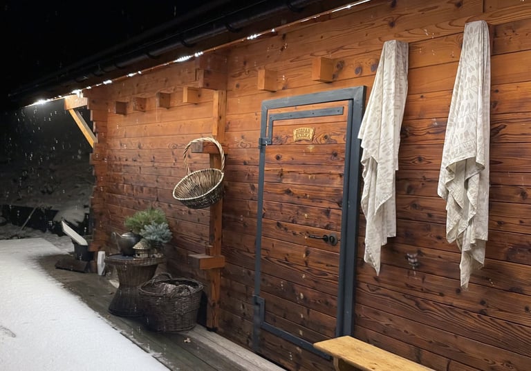 Bel eclairage nocturne du sauna sibérien des Gardannes.