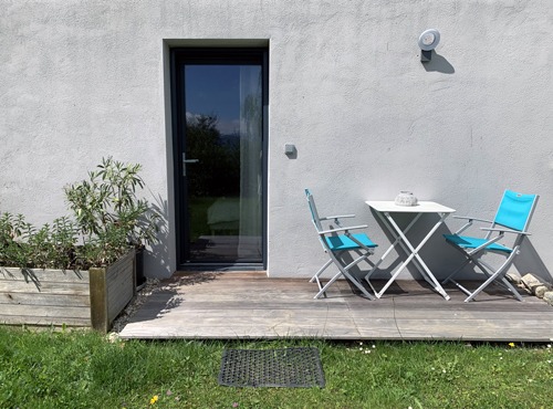 La chambre studio des Gardannes avec sa petite terrasse privative sans vis à vis.