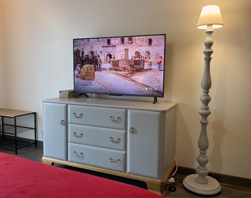 La chambre studio des Gardannes à Etaux est équipée d'une smart TV avec accès à Canal +, Netflix.