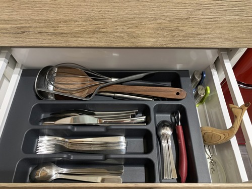 La kitchenette de la chambre studio des Gardannes avec frigo, plaque de cuisson, micro-onde, grille.
