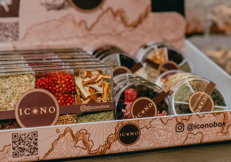 Exhibidor con kits de botánicos desplegados para mostrar variedad y surtido de especias, frutas, etc
