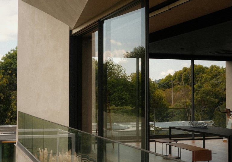 Ventanas corredizas slim de aluminio, barandas de vidrio de lujo, revestimiento pared simil estuco