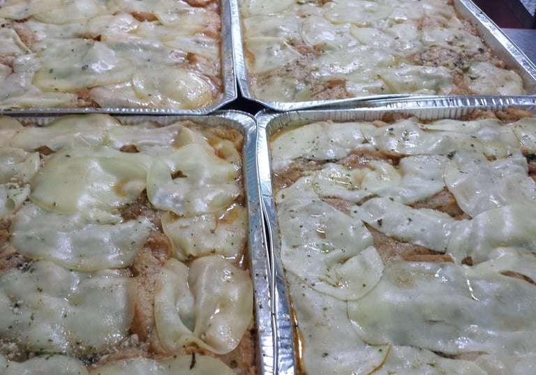 Zuppa gallurese fatta con pane, formaggio, brodo