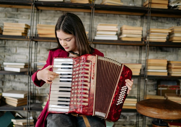 Alumnio aprendiendo a toca el acordeon