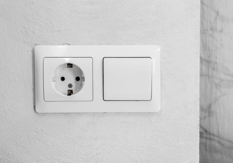 Colocar tomadas e resolver pequenos curto circuitos elétricos