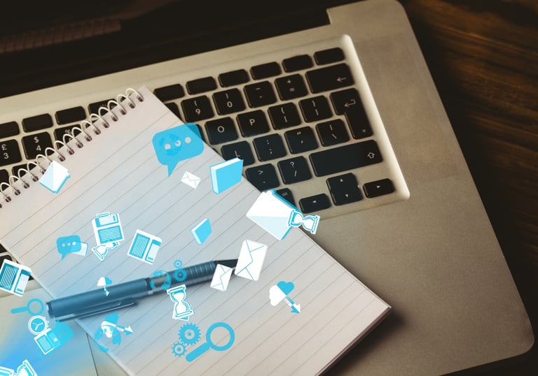 Online marketing a správa sociálních sítí při práci na notebooku.