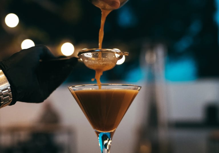 un cocktail spécial en préparation au Restaurant et bar Les Jardins de Beo à Canet-en-Roussillon