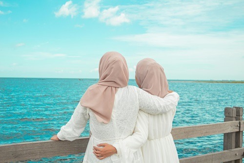 Muslim women happy looking at the ocean -therapy feels better