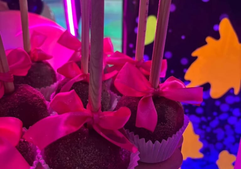 manzanas con chamoy en capacillos con listones