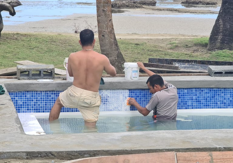 Lechada para porcelana en piscina de concreto, renovación necesaria para mejorar la apariencia.