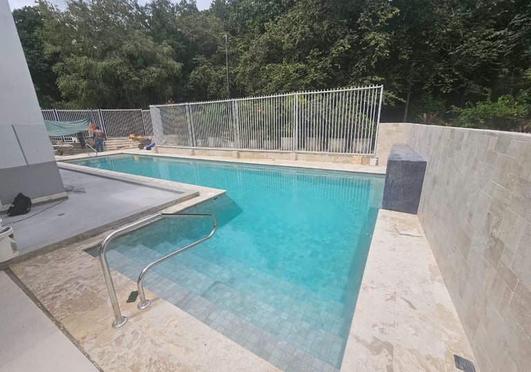 Piscina de concreto en diseño de L by Summer Pool Solutions