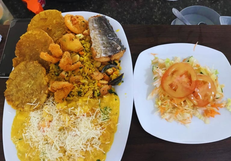 Deliciosa bandeja Magangue arroz marinero con mariscos en salsa sierra frita y langostinos apanados