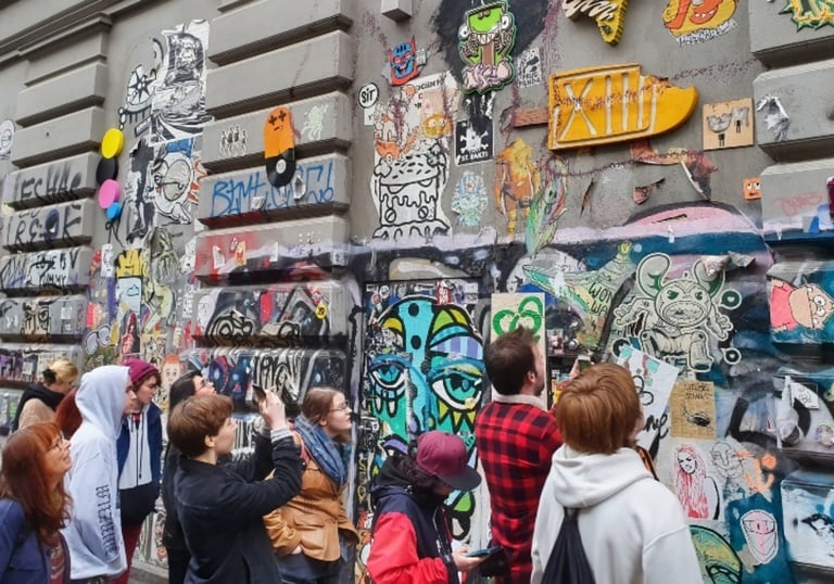 Students exploring street art Hamburg Sternschanze tour / Studierende entdecken Street Art Hamburg Sternschanze Tour