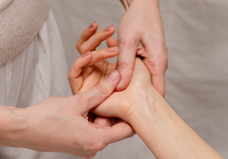 Masaje de manos evoca relajación