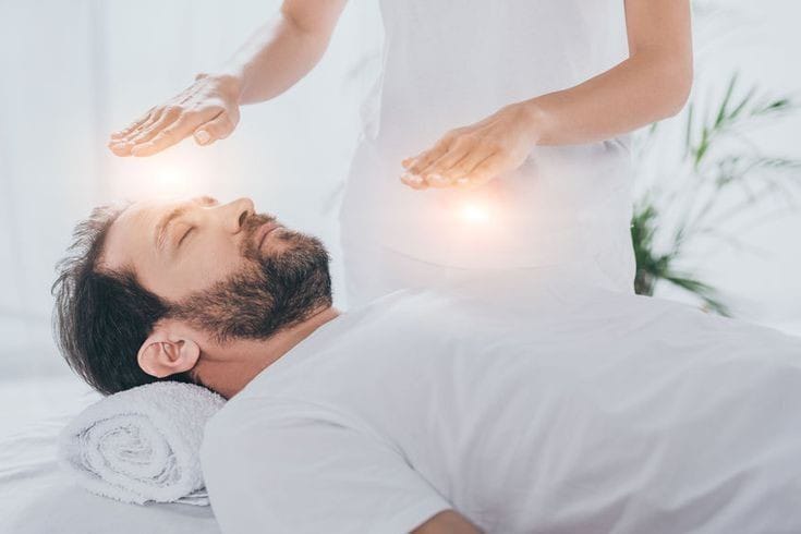 hombre en terapia reiki