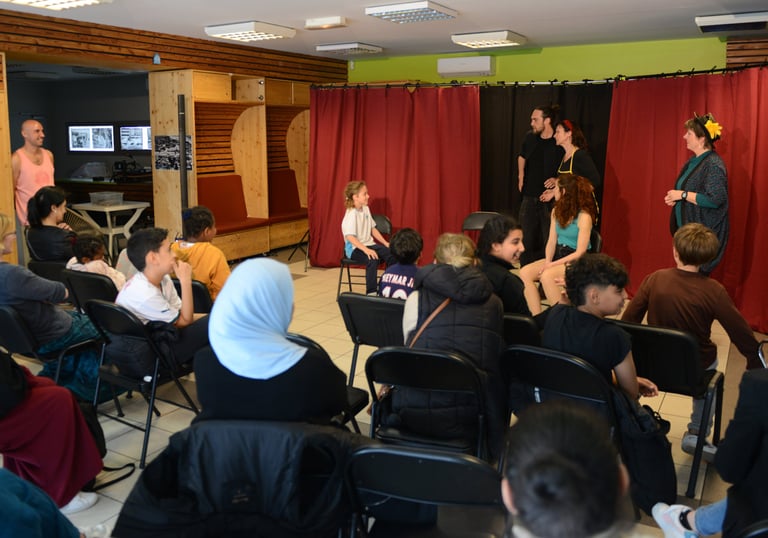 forum discriminations public qui regarde 3 personnes et 1 jeune garçon