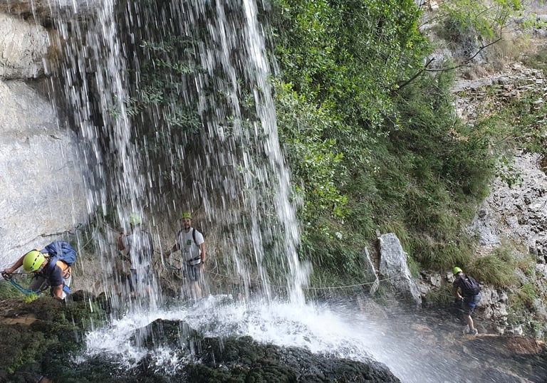 Passage derriere la cascade a la Doriaz