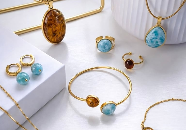 Elegante conjunto de joyas de oro con ámbar y larimar azul que incluye collares, anillos y brazalete