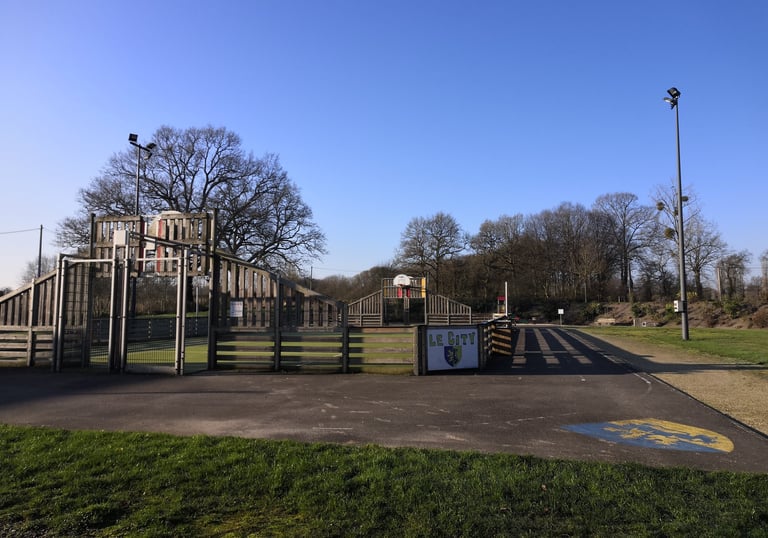 Vue sur le City, près de la mairie de Chasné