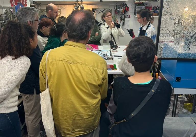 Démonstration savoir-faire vitrail lors d'une visite atelier à Paris.