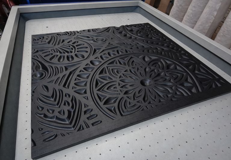 Panel laminado con PVC mediante prensa de vacío