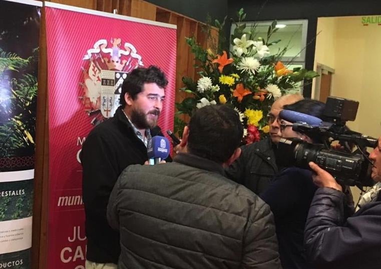 Juan siendo entrevistado sobre el trabajo de EcoRumbo en educación ambiental y soluciones sustentabl